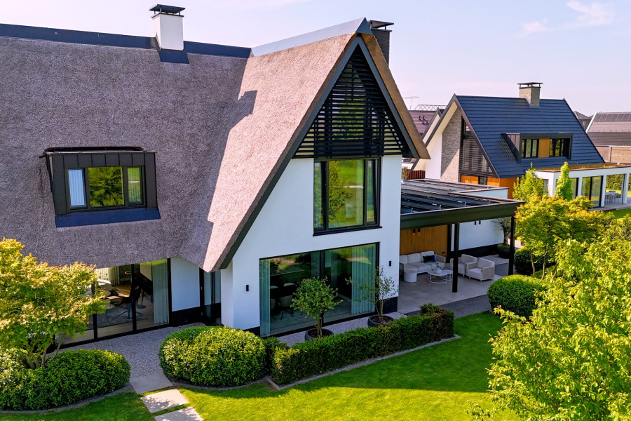 Rietgedekte villa in Genemuiden Genemuiden